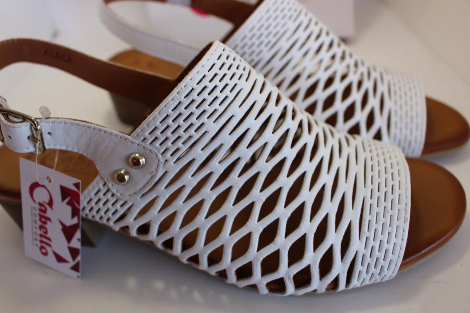 Cabello Alaca - White Leather