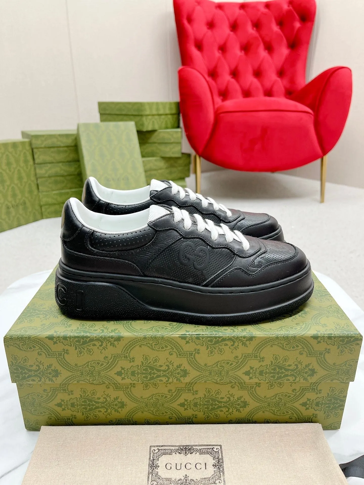 CALFSKIN EMBOSSED TRAINER Most popular GG Simple Gucci BLACK