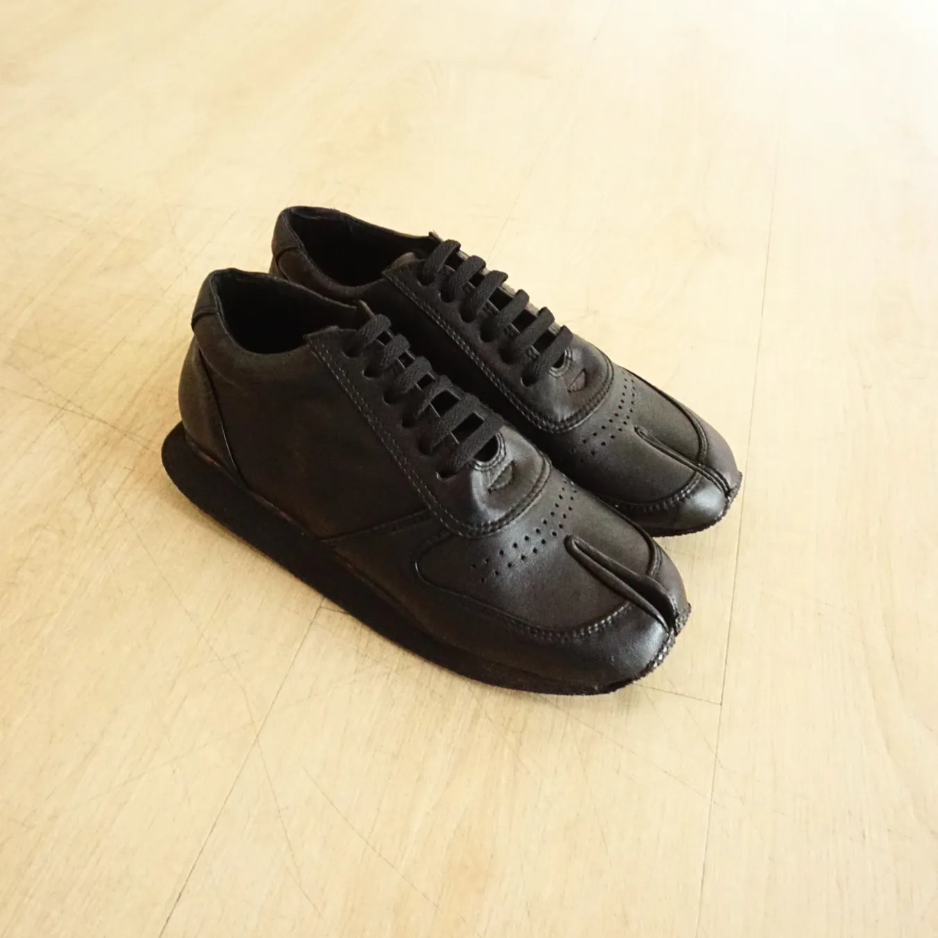 Gin Leather Tabi Sneakers