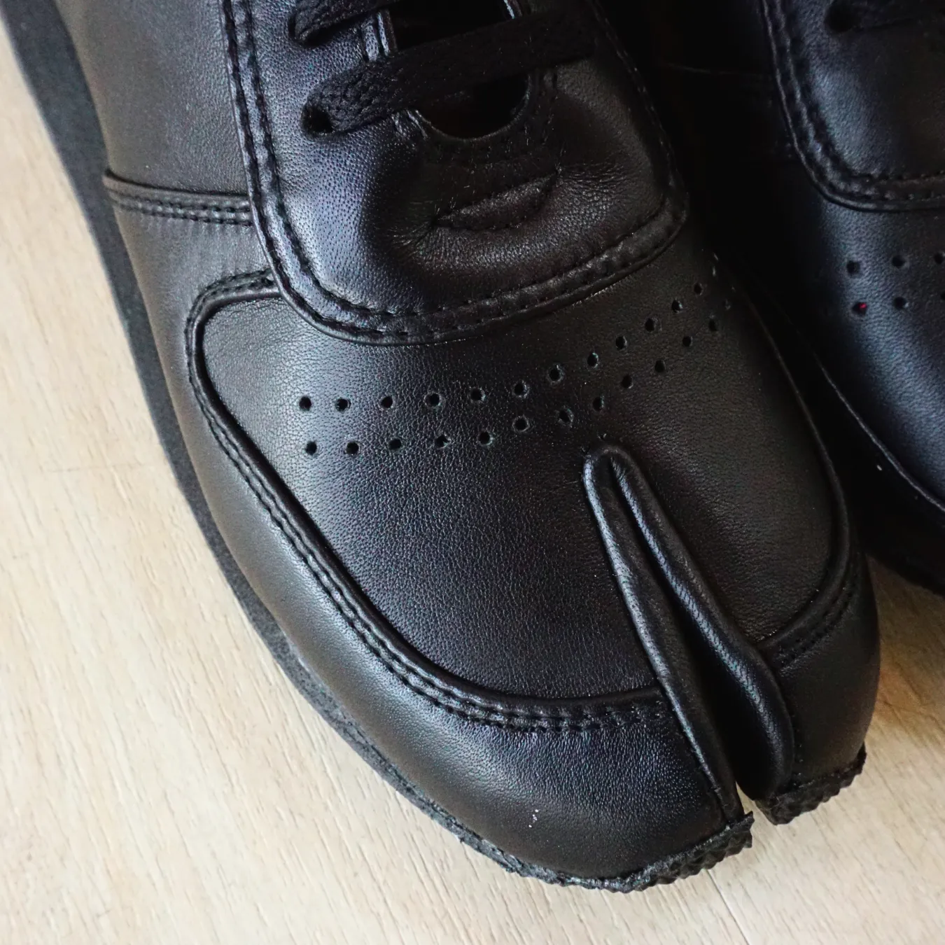 Gin Leather Tabi Sneakers