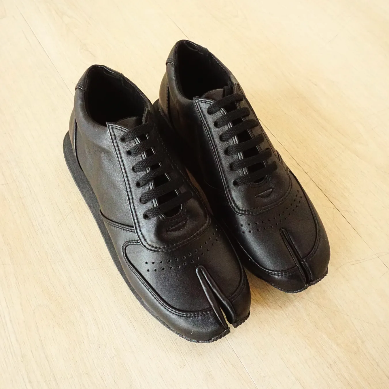 Gin Leather Tabi Sneakers