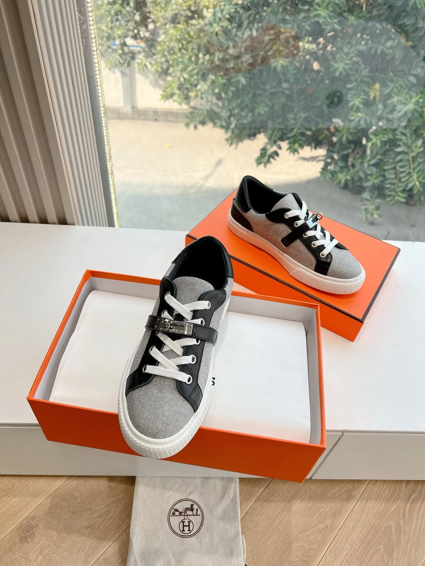 SE1562 Hermes Day Sneaker / Size5-10