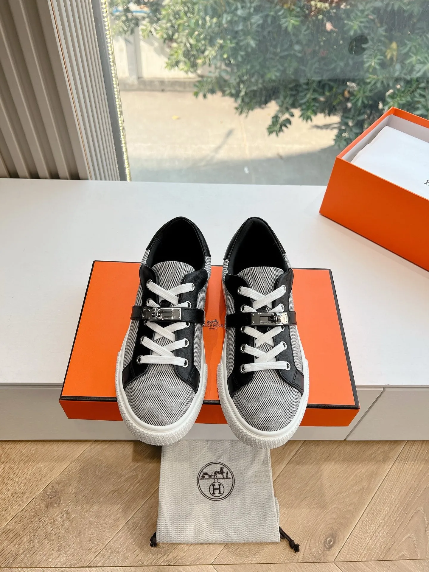 SE1562 Hermes Day Sneaker / Size5-10