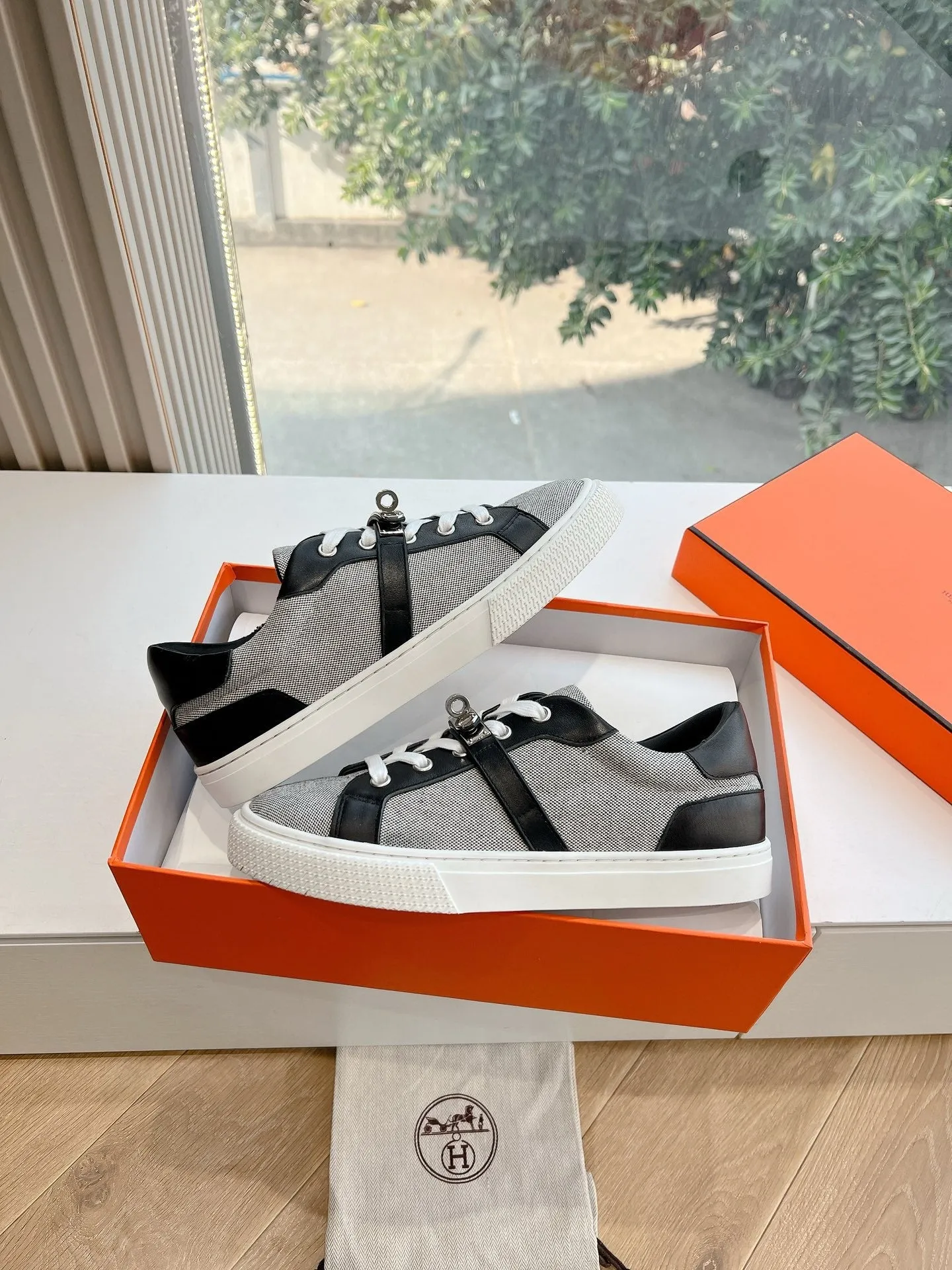 SE1562 Hermes Day Sneaker / Size5-10