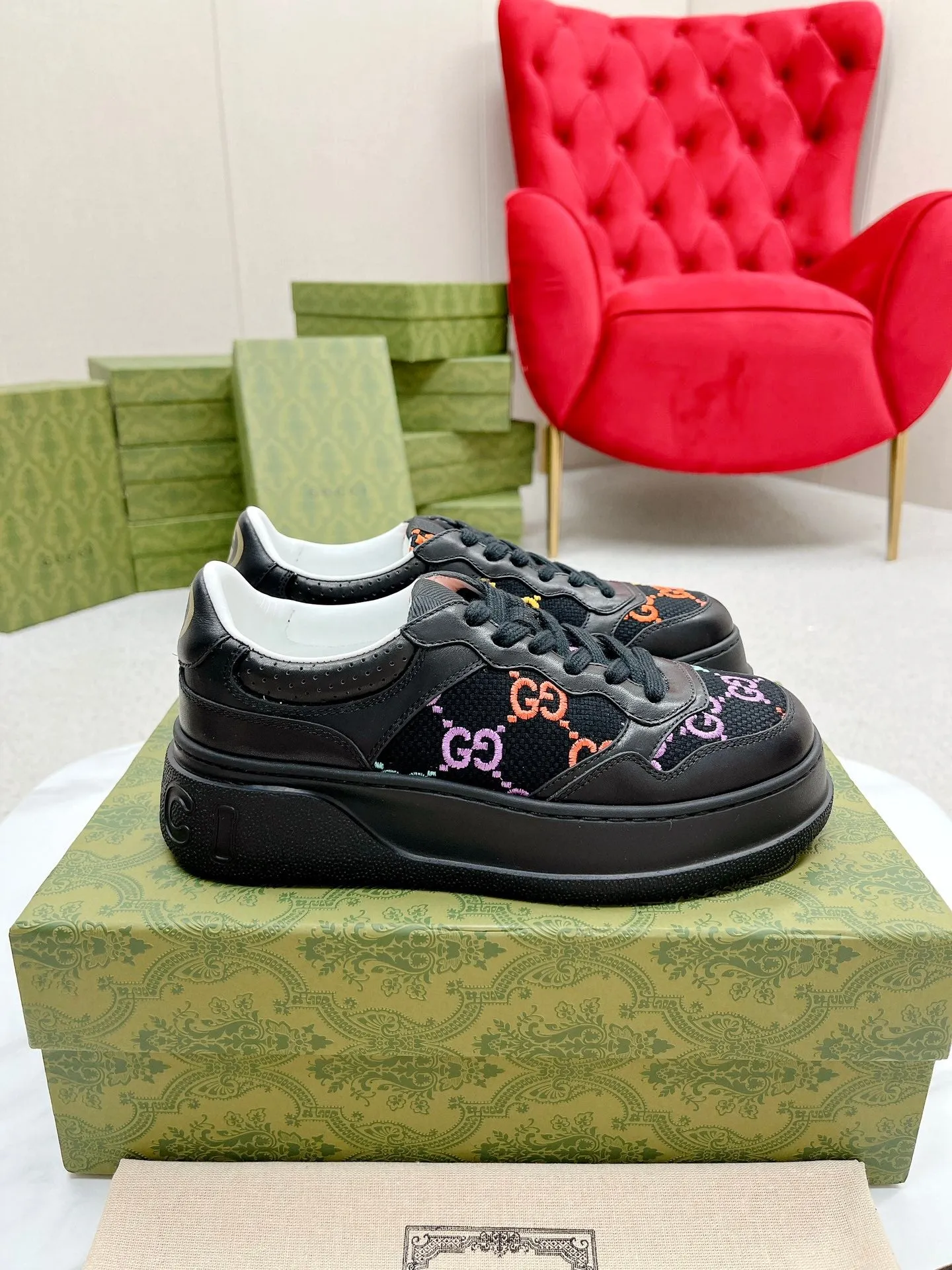 Trendy PATTERN TRAINER WITH BLACK Gucci CALFSKIN All-inclusive GG